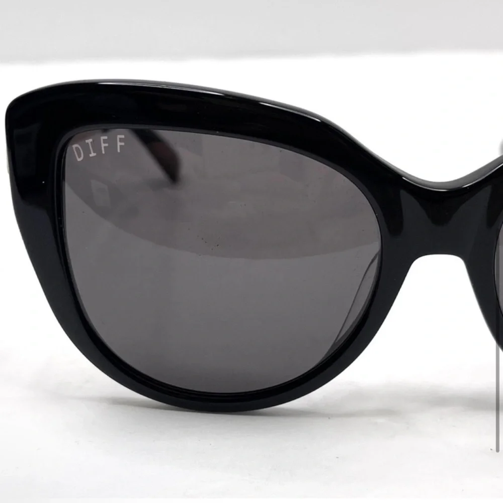DIFF Eyewear NEW Avery Black Cat Eye Sunglasses NEW In Case And Box